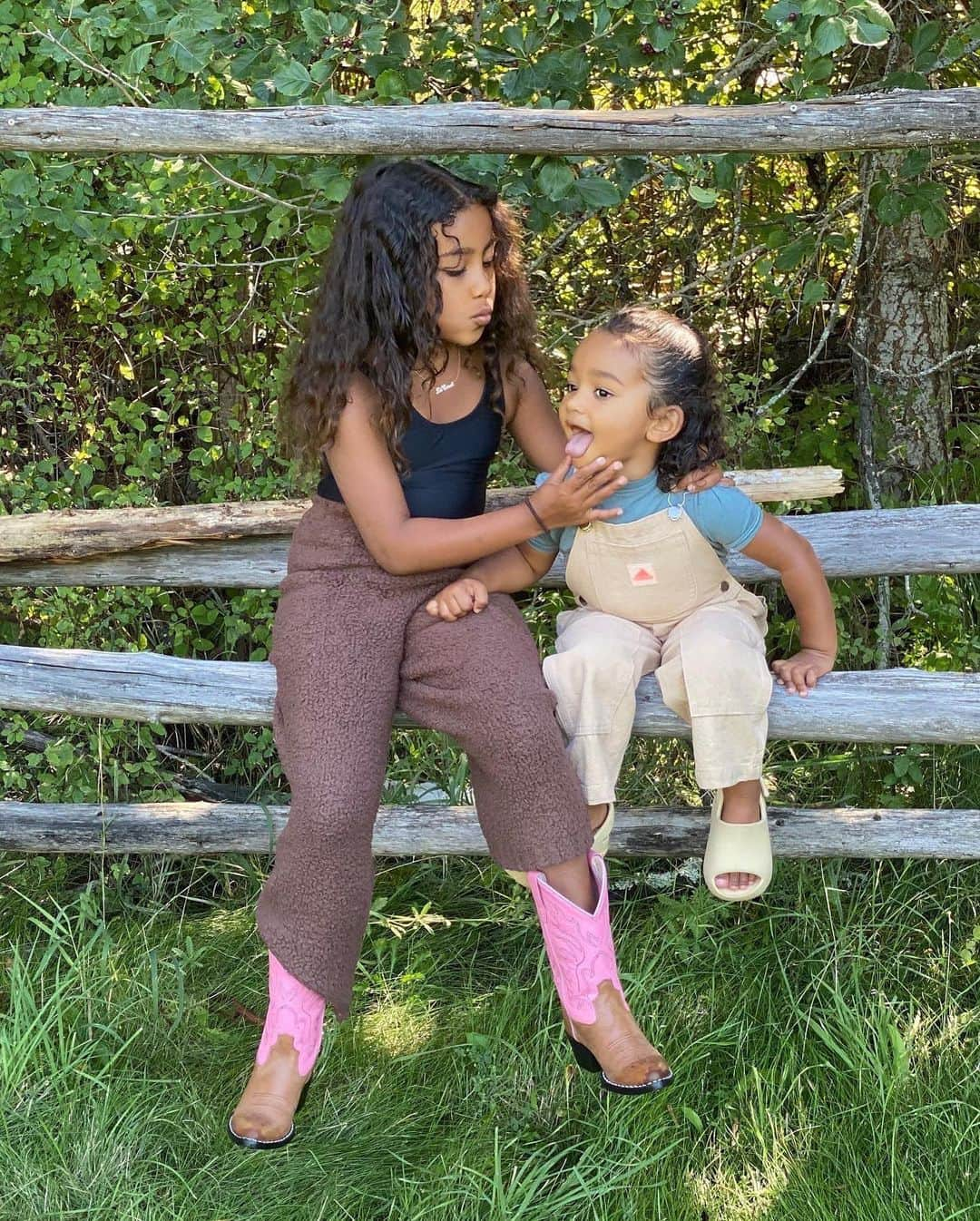 キム・カーダシアンさんのインスタグラム写真 - (キム・カーダシアンInstagram)「My girls wanted to do a photo shoot together sitting up on this rail. Swipe to the right to see how it ended 🤣🤠🥰」8月26日 0時19分 - kimkardashian