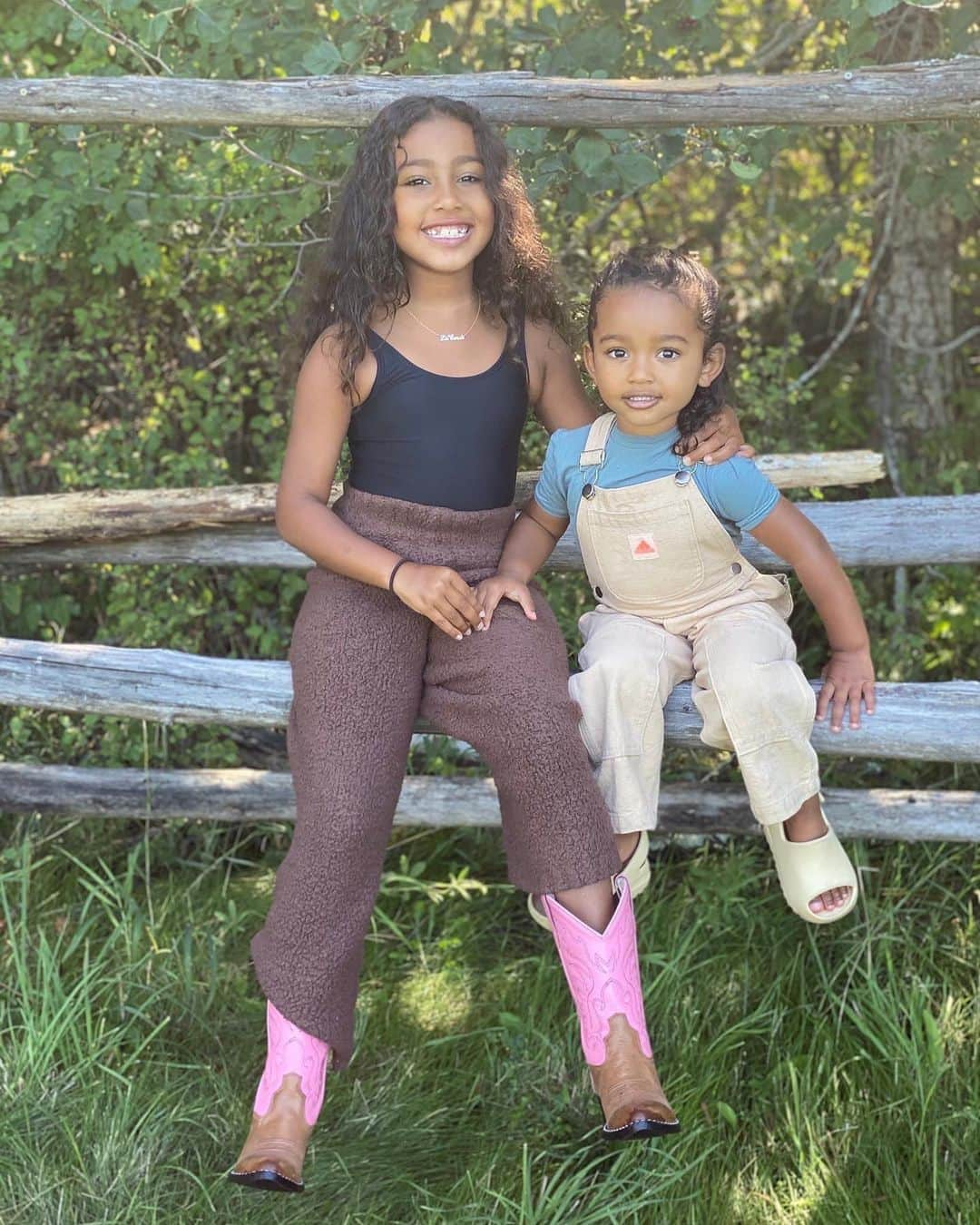 キム・カーダシアンさんのインスタグラム写真 - (キム・カーダシアンInstagram)「My girls wanted to do a photo shoot together sitting up on this rail. Swipe to the right to see how it ended 🤣🤠🥰」8月26日 0時19分 - kimkardashian