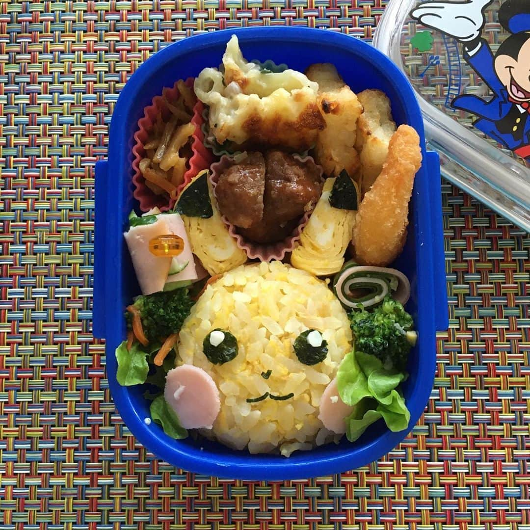 蒲生麻由さんのインスタグラム写真 - (蒲生麻由Instagram)「初めてのキャラ弁🍱﻿ ﻿ 遂に禁断の領域に手を出してしまった😂﻿ ﻿ 先週は長男がサマースクールで、﻿ 1週間お弁当。﻿ こんなに連続してお弁当作りしたのも人生初。﻿ ﻿ 正直、3日目で既に自分のお弁当レパートリーの 無さが否めない💦💦 もう、どうせなら自分も楽しむしかない❣️と、﻿ モチベーション上げる為に思い立ち、﻿ 冷蔵庫にあるものでチャレンジしてみました。﻿ ﻿ 初めてにしてはいい感じ😊﻿ ﻿ #初めてのキャラ弁 #遂に禁断の領域へ #絶対キャラ弁なんぞ作るかと思ってたけど #ハマりそう #だって楽しむしかない #凝り性なもんで #ピカチュウ弁当 ﻿  #mamalife #男の子ママ」8月26日 0時25分 - mayugamo_lamana