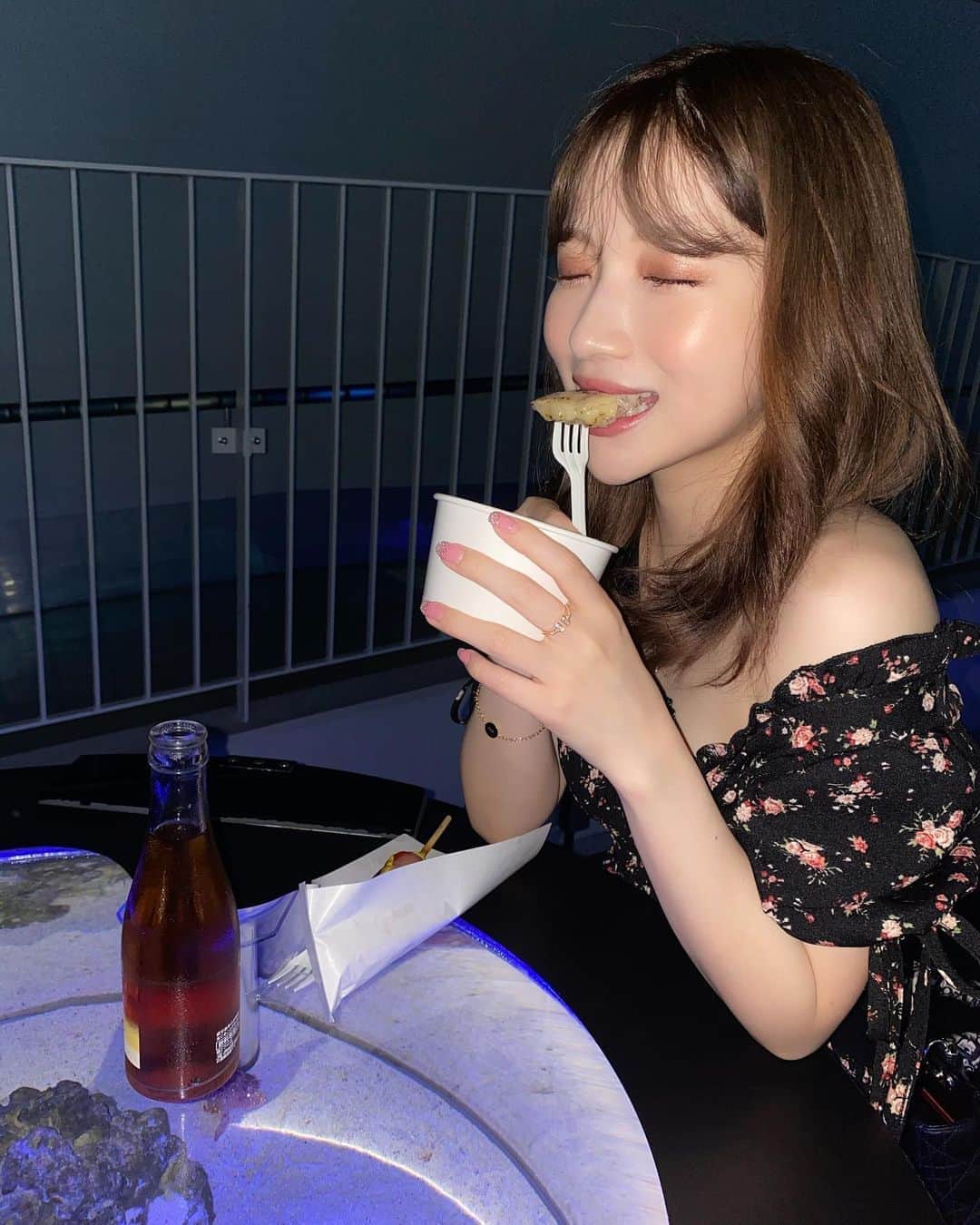 南りほのインスタグラム：「こうゆう水族館とか遊園地とかで食べる軽食がだいすき。おいしい。わかってくれる人いるかな〜？🤔」