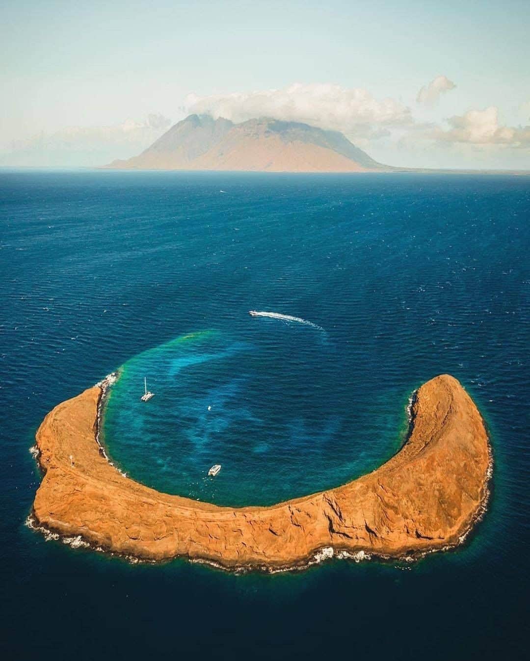 Discover Earthさんのインスタグラム写真 - (Discover EarthInstagram)「Who would like to snorkel in the crystal clear water of Molokini's crater? ✋  🇺🇸 #discoverhawaii  with @karl_shakur  #volcano #moon #molokinicrater」8月26日 0時30分 - discoverearth