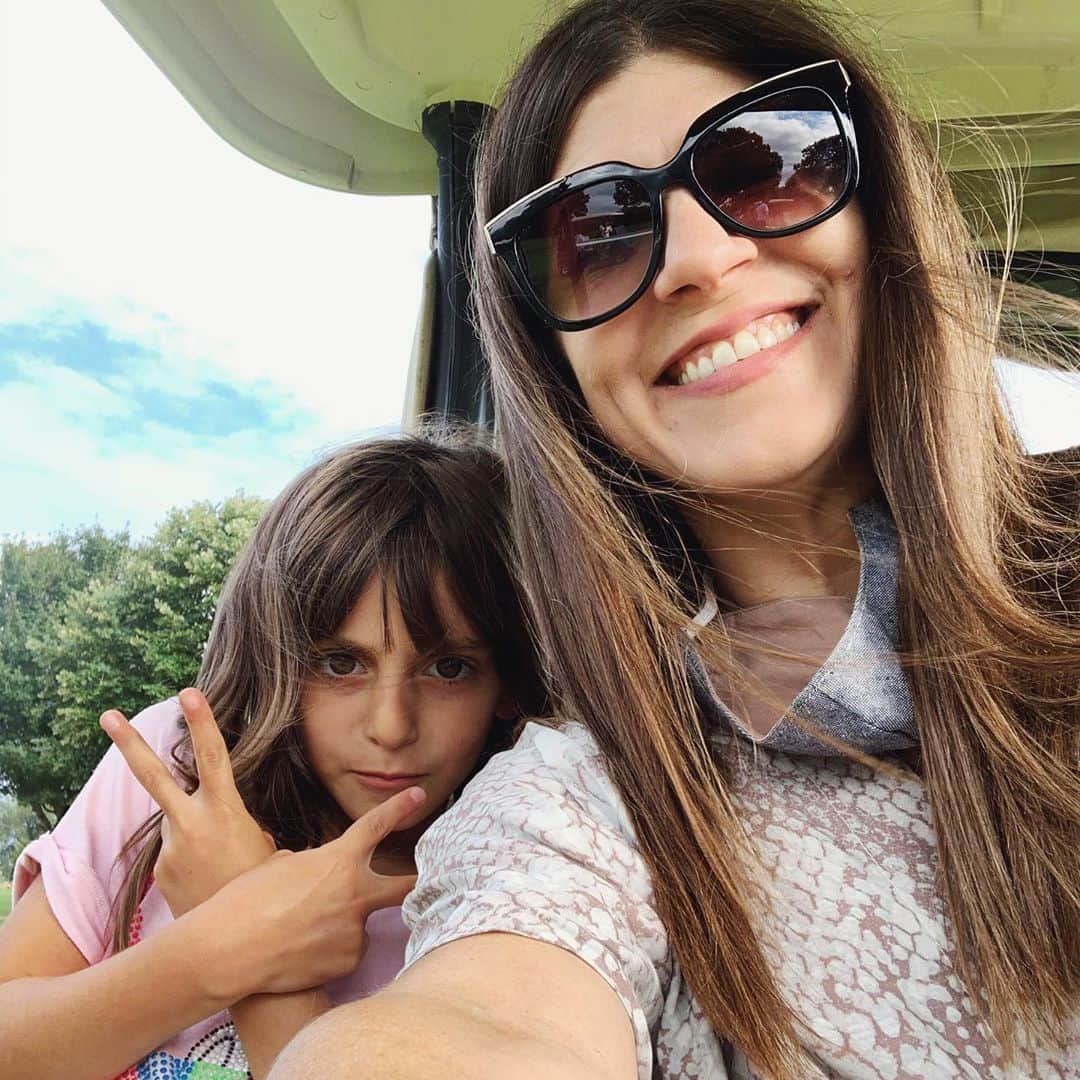 Ilana Wilesさんのインスタグラム写真 - (Ilana WilesInstagram)「The thing I love most about spending so much time with Harlow is that she’s so fun. She’s confident, unguarded, and unapologetically goofy. I think this is why she makes friends so easily. People love her energy. They feel more fun around her. They feel like they have license to be weirder and more enthusiastic. I’m more fun around her. I wish I had felt that free to be myself throughout my life. Actually, as I am writing this, it occurred to me that she’s the manic pixie dream girl stereotype from the movies. I’m glad she’s focusing her attention on me instead of Zach Braff. 😂 // Side note: I apologize to all my British followers who see this photo and think Harlow is telling them to F off. I assure you, she is not!」8月26日 0時33分 - mommyshorts