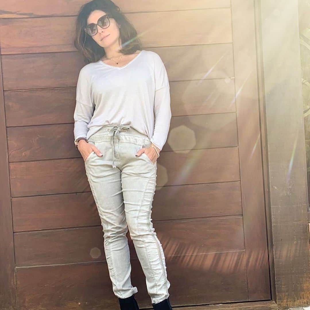 Giovanna Antonelliのインスタグラム：「Qual é a cor q mais t inspira nesse momento!!?Olha q curioso, sabia que as cores interferem no nosso bem estar??? E nosso batimento cardíaco se altera diante de uma parede vermelha? 🧐💃🏽 E em mais ou menos 15 min, tensão e estresse diminuem na frente de uma parede cor-de-rosa????  Ihhhhhhhh adorei, já quero essas paredes rsrsrs !!! 💖 @mari9pagano」