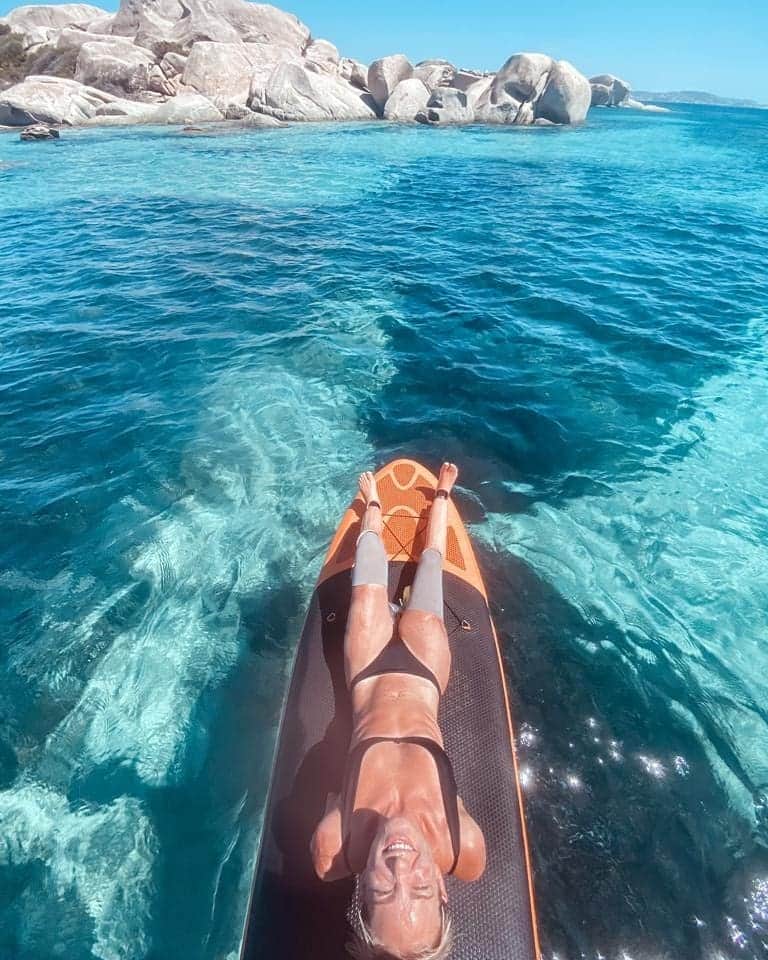 のインスタグラム：「Sole a palla (mi si stanno abbronzando anche le protesi!)😎 e un mare stupendo per fare un po’ di movimento. 🛶 Siamo in paradiso! ⛵🤩」