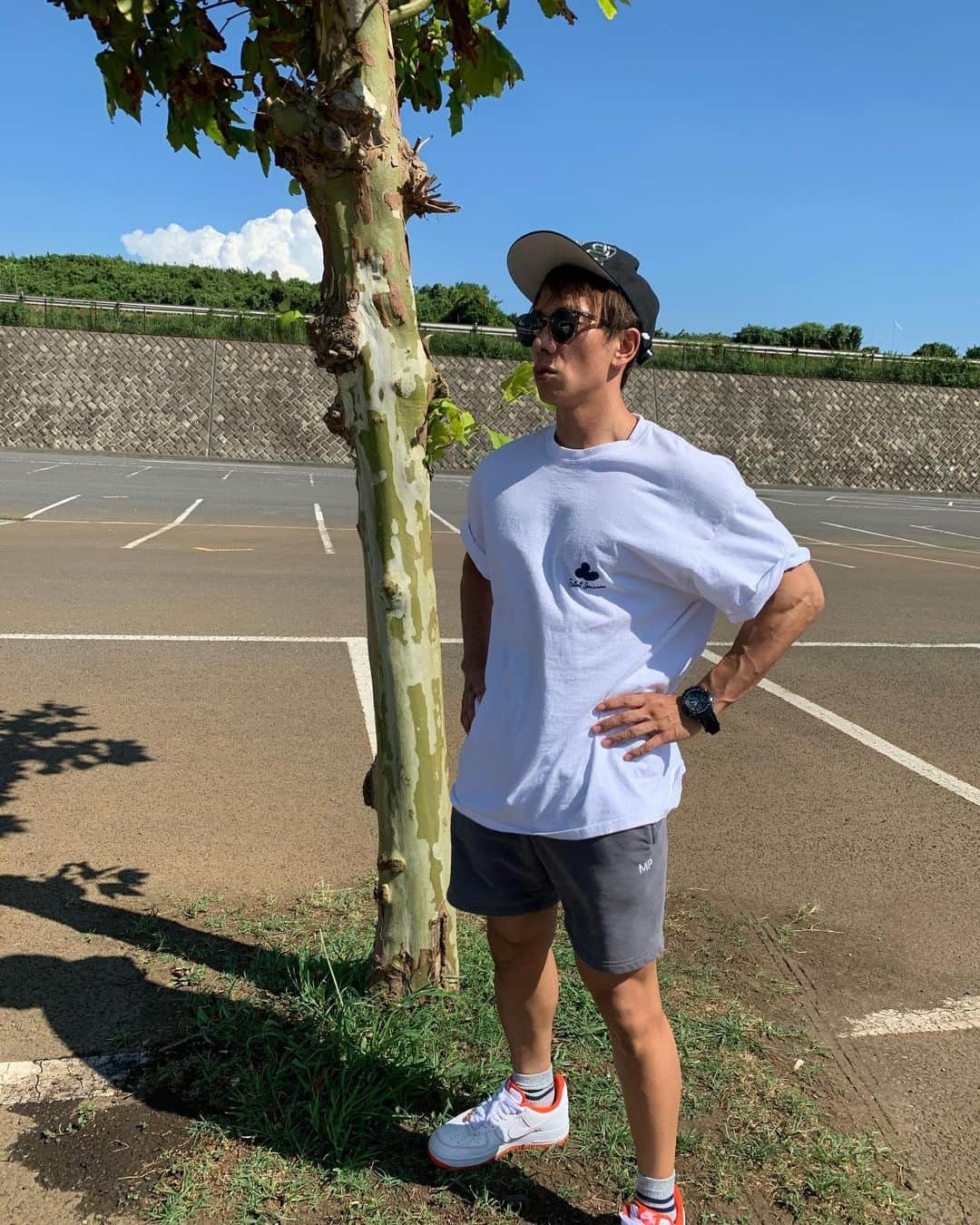 のインスタグラム：「いい天気だった！😊﻿ ﻿ アパレルブランド JACKSON MATISSE さんとのコラボTシャツ！😂﻿ ﻿ https://shimi-jackson.com/﻿ ﻿ ﻿ #しみJACKSON #shimi-jackson」