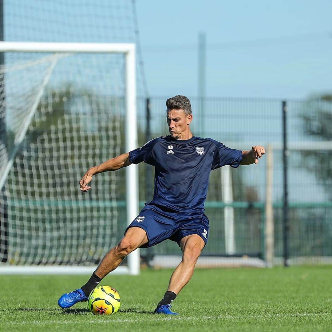 ローラン・コシールニーのインスタグラム：「⚽️ • • • @girondins  @adidasfootball」