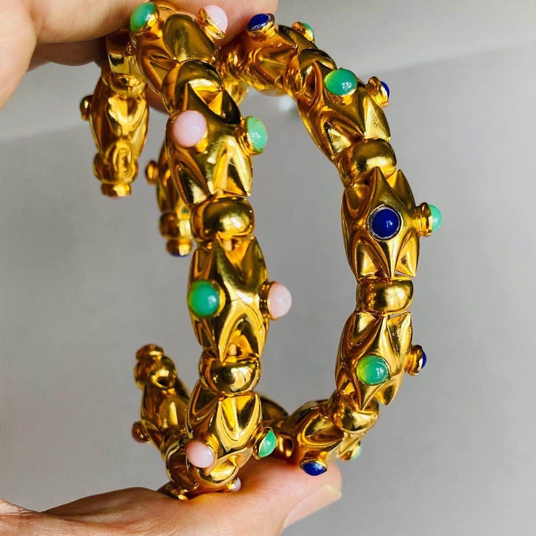 バウンキットさんのインスタグラム写真 - (バウンキットInstagram)「An elegant addition to your wardrobe. . . . . . #bespokejewelry #pinkopal #lapis #chrysoprasejewelry #bangles #handmadejewelry #bounkit #semipreciousjewelry #vintagejewelry #retrojewelry」8月26日 0時44分 - bounkitnyc