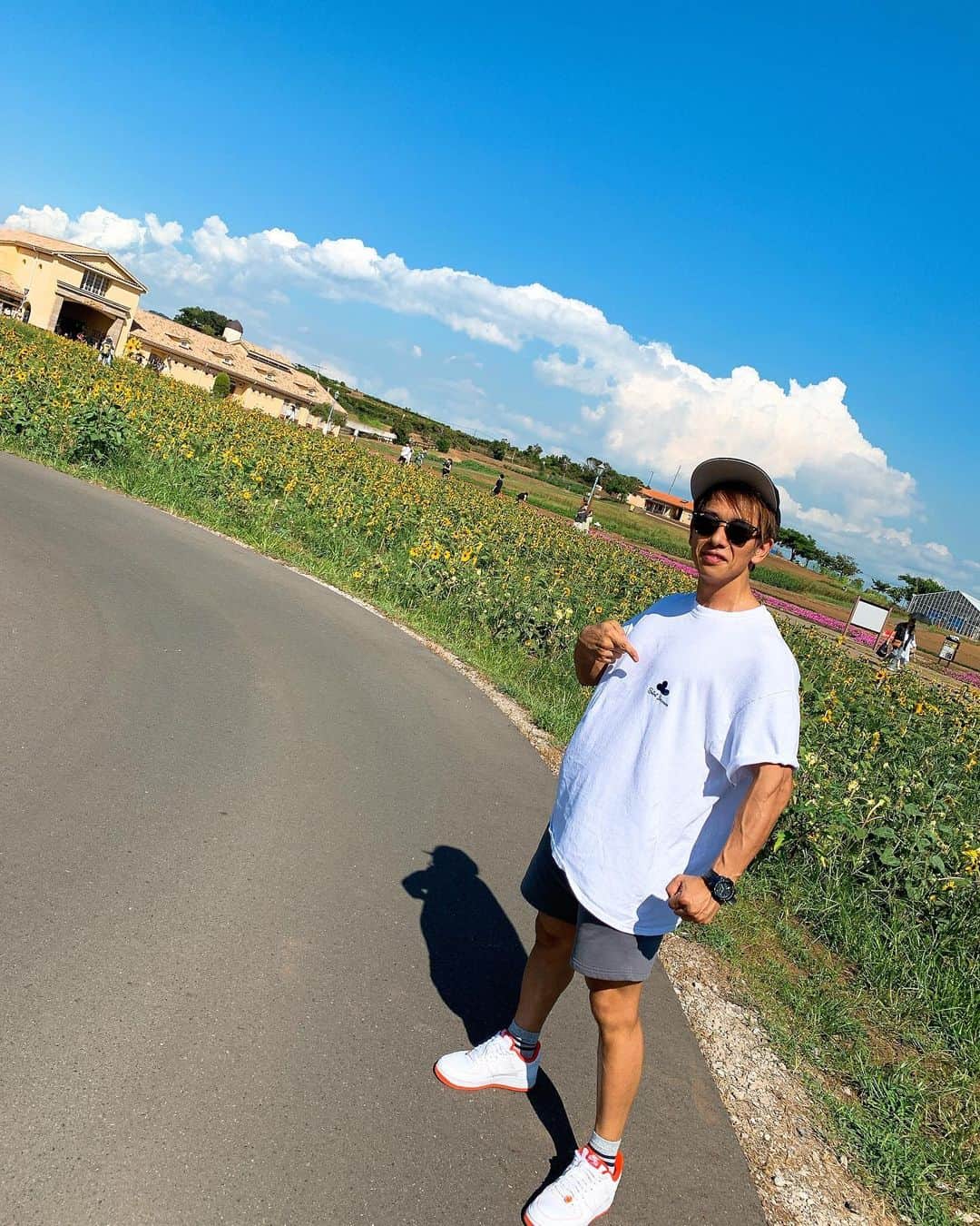 のインスタグラム：「2回目の…いい天気だったー😂 ﻿ アパレルブランド JACKSON MATISSE さんとのコラボTシャツ！😂﻿ ﻿ https://shimi-jackson.com/﻿ ﻿ ﻿ #しみJACKSON #shimi-jackson」