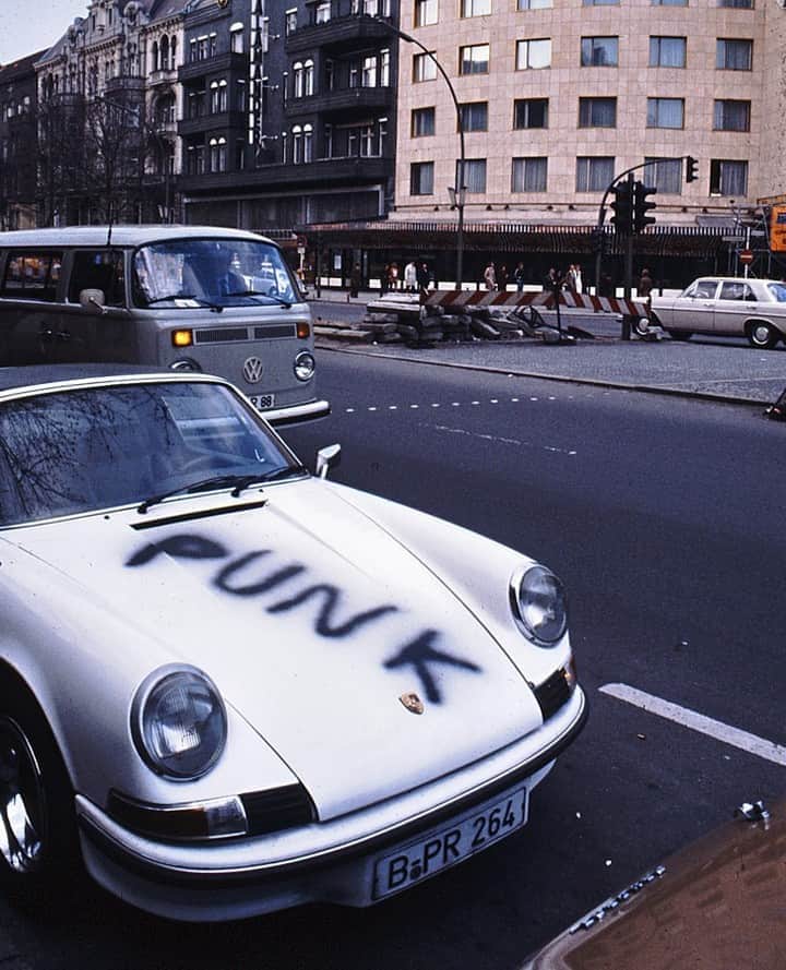 アンダーグラウンドのインスタグラム：「A Punk Porsche Opposite the Kempinksi Hotel in Berlin in the 80's and shot by Kurt Tauber. Not sure if this is the drivers own artwork or the work of an admirer but it is  a good job in terms of the font and the spray work.⁠ ⁠ #porsche #punkporsche #berlin #punkberlin #kurttauber」