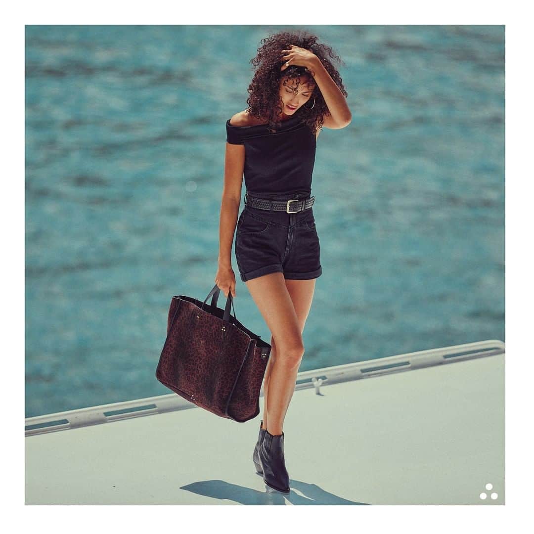 のインスタグラム：「Offset an all-black ensemble with an animal print #JeromeDreyfussLeon . . Art Direction & Photo @germainchauveau Style @claire_dhelens Model @melodievaxelaire #jeromedreyfuss #leon #jeromedreyfussleon #rootsdeluxe #aw20」