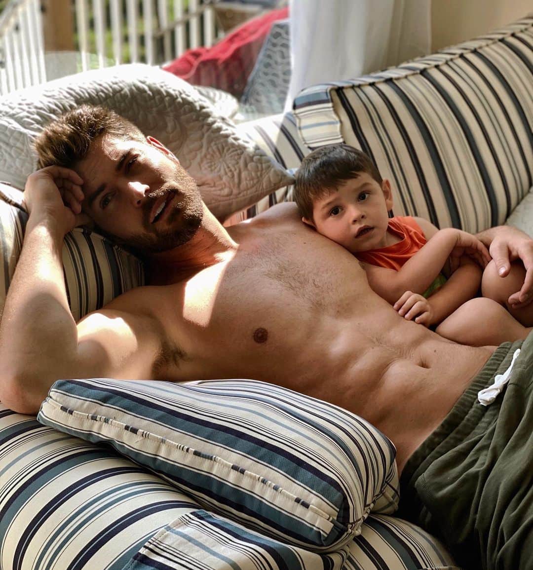 ニック・ベイトマンのインスタグラム：「🛋🥔’s」