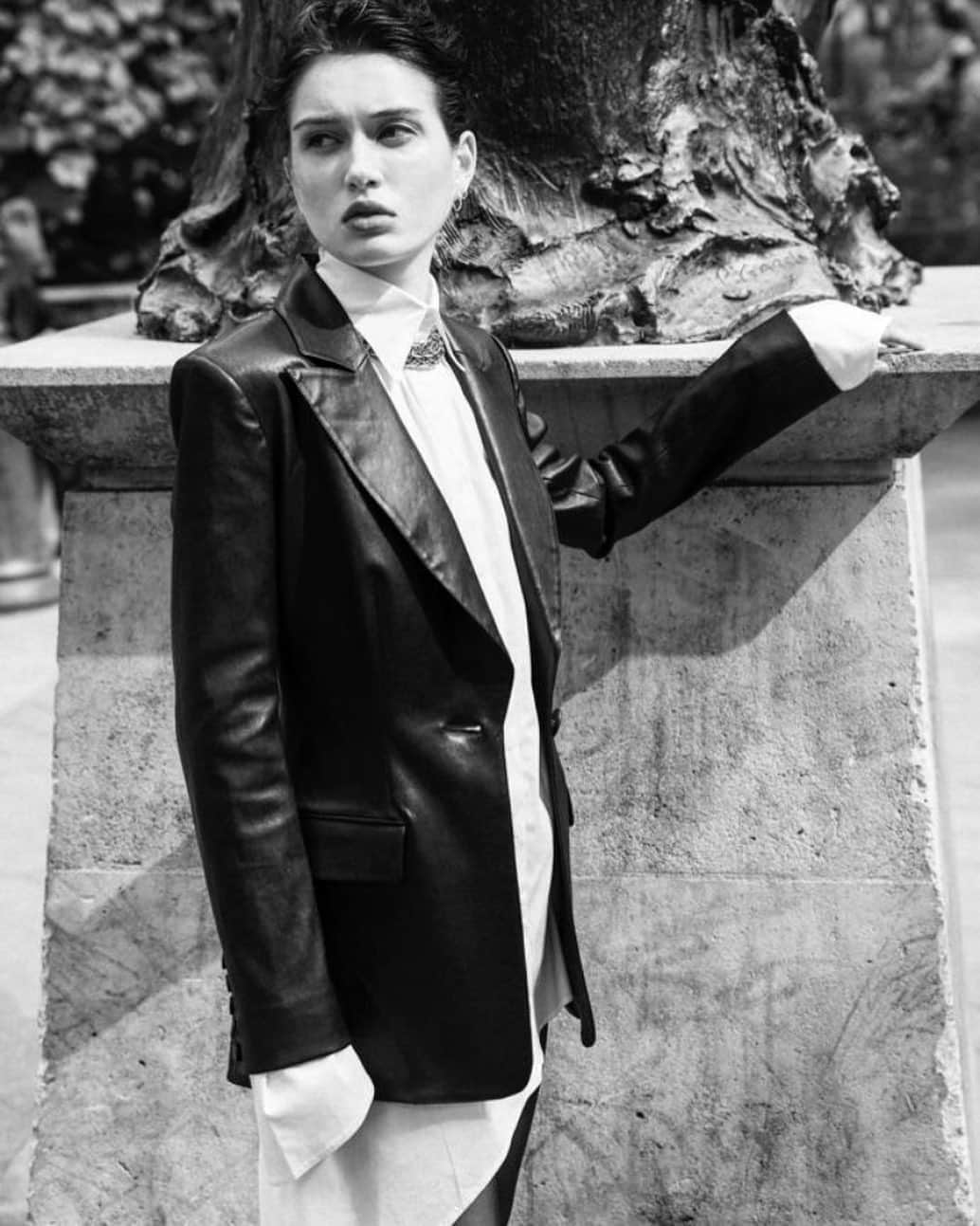 ジトロワさんのインスタグラム写真 - (ジトロワInstagram)「YIN Y YANG for @marieclairearg.  Featuring our iconic #jitrois black leather blazer.  Styled by @sabine.groza  Photographed by @clemensklenk  Find your own jacket on jitrois.com」8月26日 1時09分 - jitroisparis