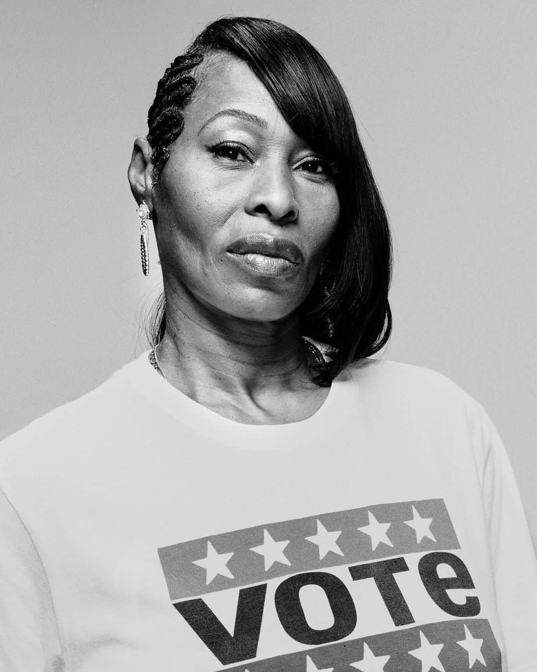のインスタグラム：「Helen Jones Civil Rights Activist  “Lives were lost to give us the right to vote so all of us can have a brighter future. My message is Yes your vote is powerful Because your vote is your voice.” . Helen Jones is a civil rights activist, and the founder of HeadHigh Entertainment. On March 30, 2009, Helen’s son John Horton was murdered by 10 sheriff deputies at the Men’s Central Jail in Los Angeles. Since the murder of her son, Helen has been fighting for justice and accountability for all.  Photography by: @djenebaaduayom Styling by: @ecduzit Make-up by: @tobyfleischman」