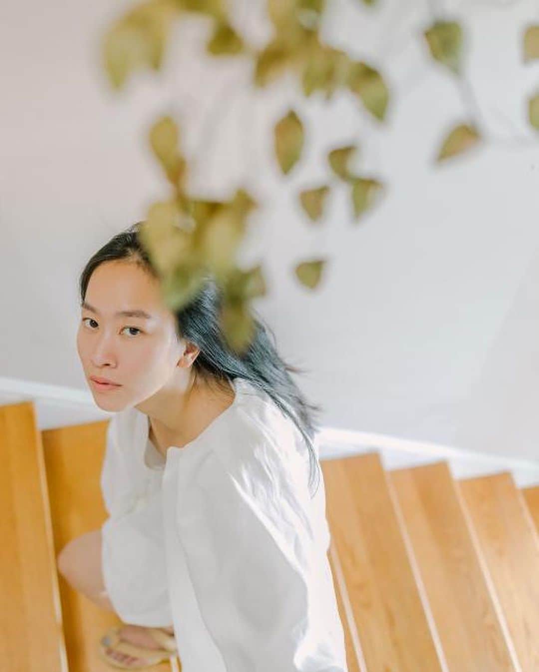 HGTVさんのインスタグラム写真 - (HGTVInstagram)「Peek inside the artsy, minimalist ...