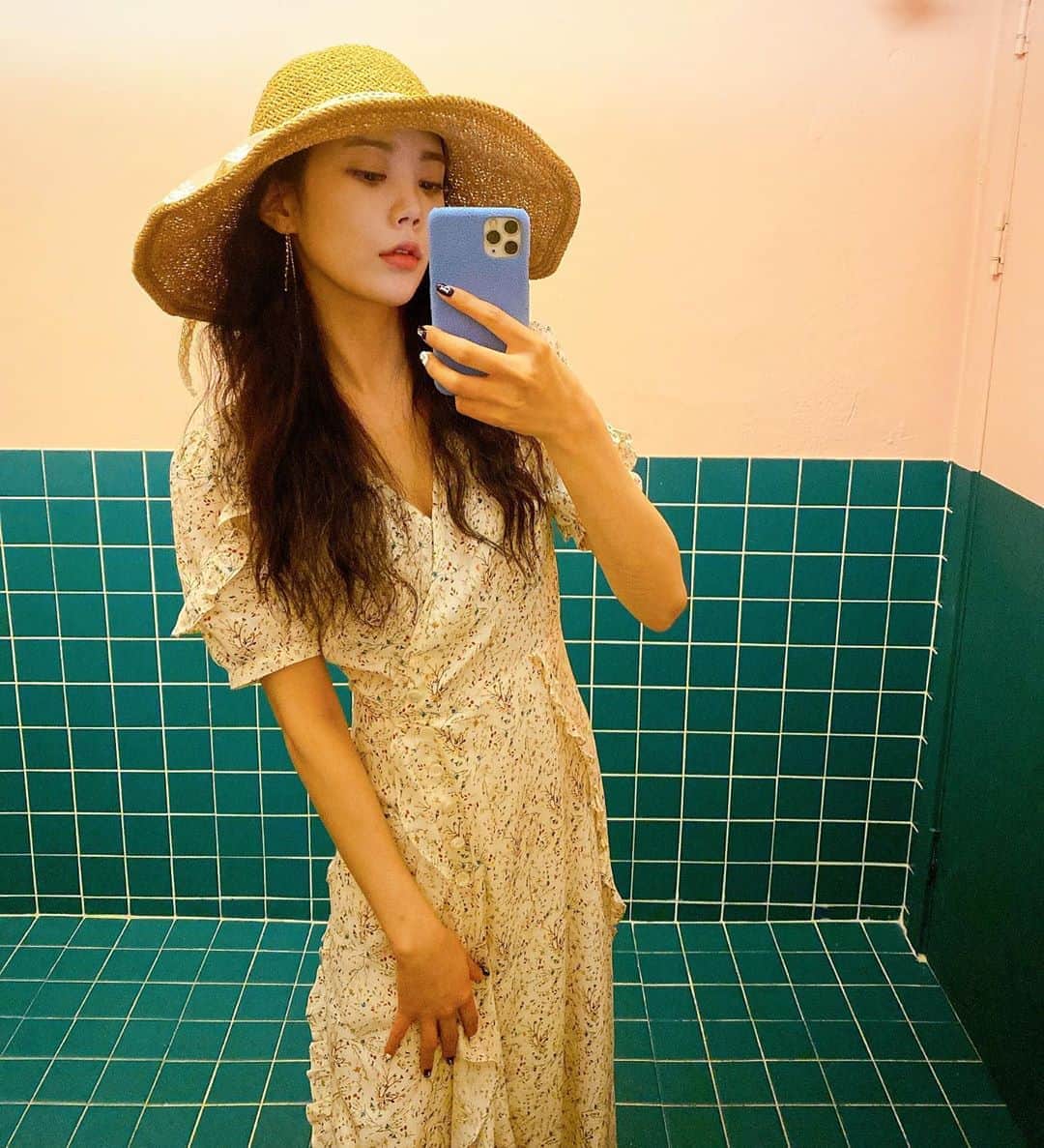 リジ のインスタグラム：「호주에서 건너온 핸드폰케이스라 배송은 사실 쫌 걸렸으나  신상컬러와 가죽 그립감 정말 만족한다🙏🏻❤️ 나 같이 막쓰는 사람은 두개 산 보람이 있다😭😭😭  하나 더 남아있다 휴....😁😁😁 @maisondesabre」