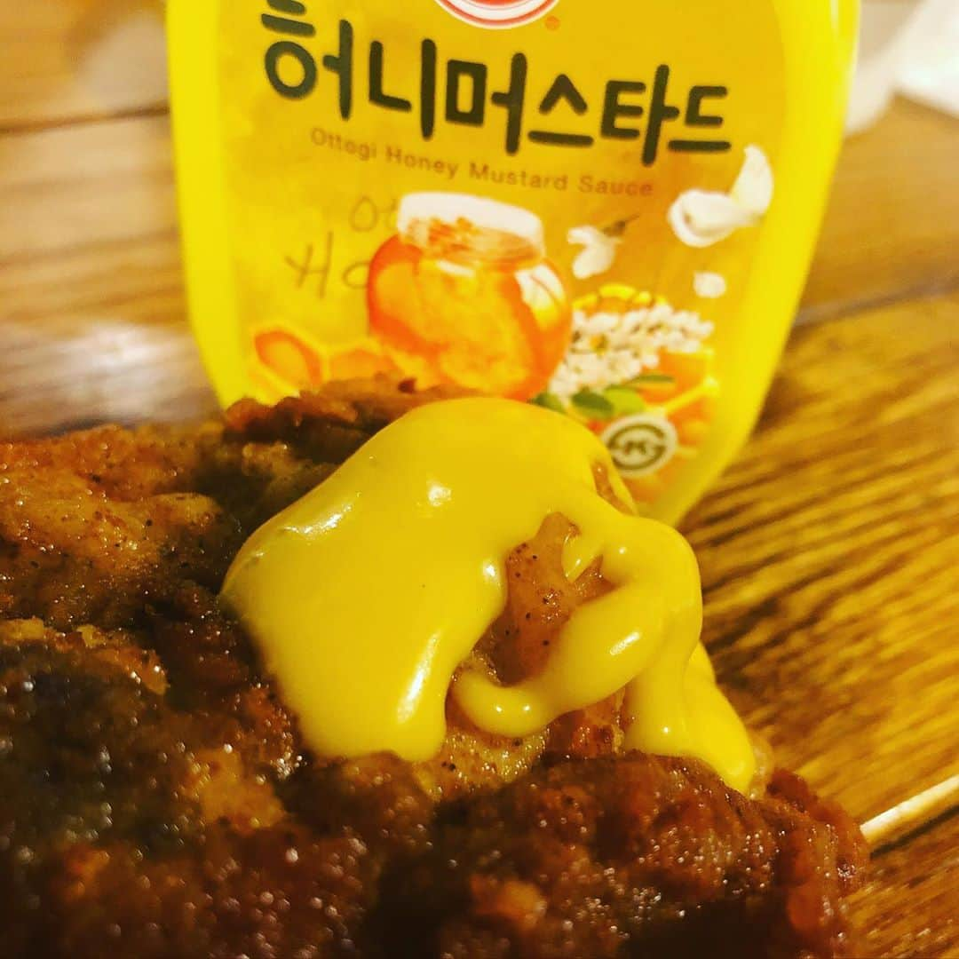 堤太輝さんのインスタグラム写真 - (堤太輝Instagram)「韓国フライドチキンが食べたくなったが近所には無いもんで。。。  しかしケンタッキーフライドチキンはある‼️  口がフライドチキンになってて迷わずテイクアウト  勿論シンプルに美味い‼️ さすがケンタッキーさん👏✨  しかし、、、 ハニーマスタードをぶっかけてみた  ヤバっ‼️ 超うめぇーじゃん🤤  チビちゃん達が食べ過ぎて8ピースでは。。😅  誰かこの組み合わせ早く教えてくれればよかったのに〜  みなさんこれアリよ😁👍  という事はケンタッキーフライドチキンにヤンニョムソースからめても美味いかな🤔  ていうか韓国早く行かせてよ〜んっ  #ケンタッキーフライドチキン #ケンタッキー #ハニーマスタード #ハニーマスタードチキン  #フライドチキン #kfc  #kfc🍗🍟  #허니머스타드 #허니머스타드소스  #ケンタッキーにハニーマスタード #ケンタくんとハニーちゃんは合うよ♡ #カーネルサンダースとハニーマスタード #韓国好きな人と繋がりたい  #韓国好きな人と仲良くなりたい  #韓国料理好きな人と繋がりたい  #韓国早く行きたいな」8月26日 1時22分 - 223_taiki