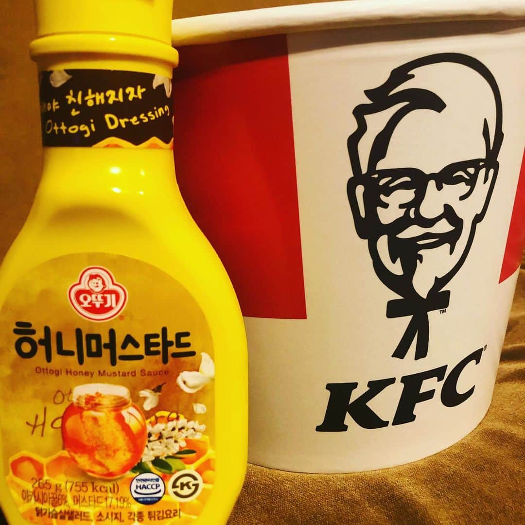 のインスタグラム：「韓国フライドチキンが食べたくなったが近所には無いもんで。。。  しかしケンタッキーフライドチキンはある‼️  口がフライドチキンになってて迷わずテイクアウト  勿論シンプルに美味い‼️ さすがケンタッキーさん👏✨  しかし、、、 ハニーマスタードをぶっかけてみた  ヤバっ‼️ 超うめぇーじゃん🤤  チビちゃん達が食べ過ぎて8ピースでは。。😅  誰かこの組み合わせ早く教えてくれればよかったのに〜  みなさんこれアリよ😁👍  という事はケンタッキーフライドチキンにヤンニョムソースからめても美味いかな🤔  ていうか韓国早く行かせてよ〜んっ  #ケンタッキーフライドチキン #ケンタッキー #ハニーマスタード #ハニーマスタードチキン  #フライドチキン #kfc  #kfc🍗🍟  #허니머스타드 #허니머스타드소스  #ケンタッキーにハニーマスタード #ケンタくんとハニーちゃんは合うよ♡ #カーネルサンダースとハニーマスタード #韓国好きな人と繋がりたい  #韓国好きな人と仲良くなりたい  #韓国料理好きな人と繋がりたい  #韓国早く行きたいな」