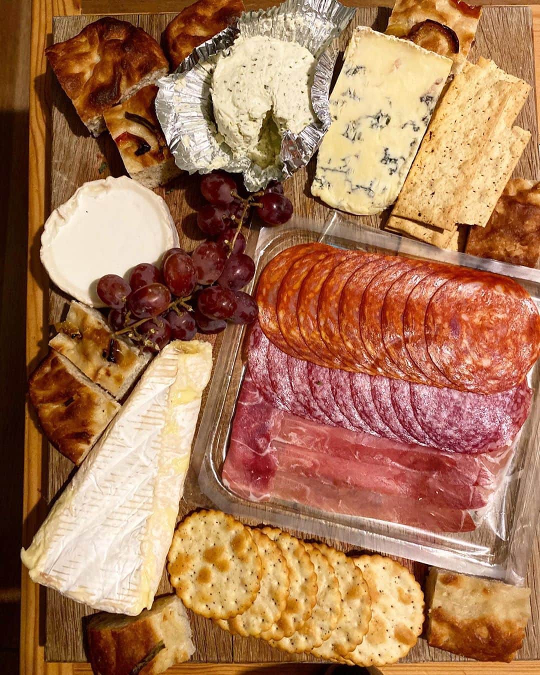 Eat With Steph & Coさんのインスタグラム写真 - (Eat With Steph & CoInstagram)「Cheeseboards over dessert (sometimes 😏) 🍇🧀🥩🥖  If you could only ever eat one cheese for the rest of your life what would it be? I love a goats cheese but cheddar is so versatile so I can’t decide 🤷🏻‍♀️   📷 @thetessaproject  #cheese #aperitivo #salami #smorgasbord #cheeseboard #cheeseboardsofinstagram」8月26日 1時15分 - eatwithsteph_ldn