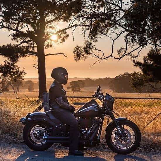 Harley-Davidsonさんのインスタグラム写真 - (Harley-DavidsonInstagram)「Golden hour rolling. #HarleyDavidson」8月26日 1時16分 - harleydavidson