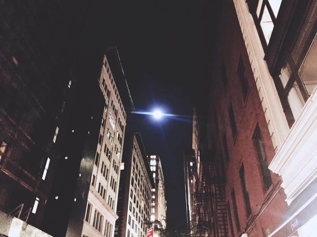 のインスタグラム：「Moon﻿ ———————————————————————﻿ ﻿ ﻿ ﻿ ﻿ ﻿ ﻿ #brightmoon #moon #one #artitecture #nyc #usa #beautiful #walking #nightwalking」