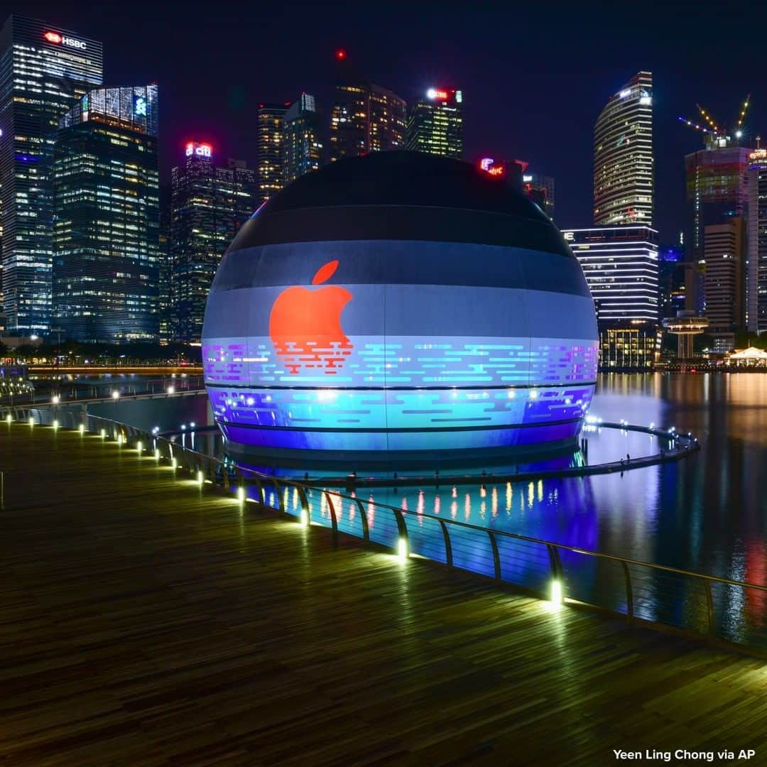 ABC Newsさんのインスタグラム写真 - (ABC NewsInstagram)「iFLOAT: This Apple store is housed in a sphere floating on Marina Bay in Singapore. #applestore #apple #singapore」8月26日 1時17分 - abcnews