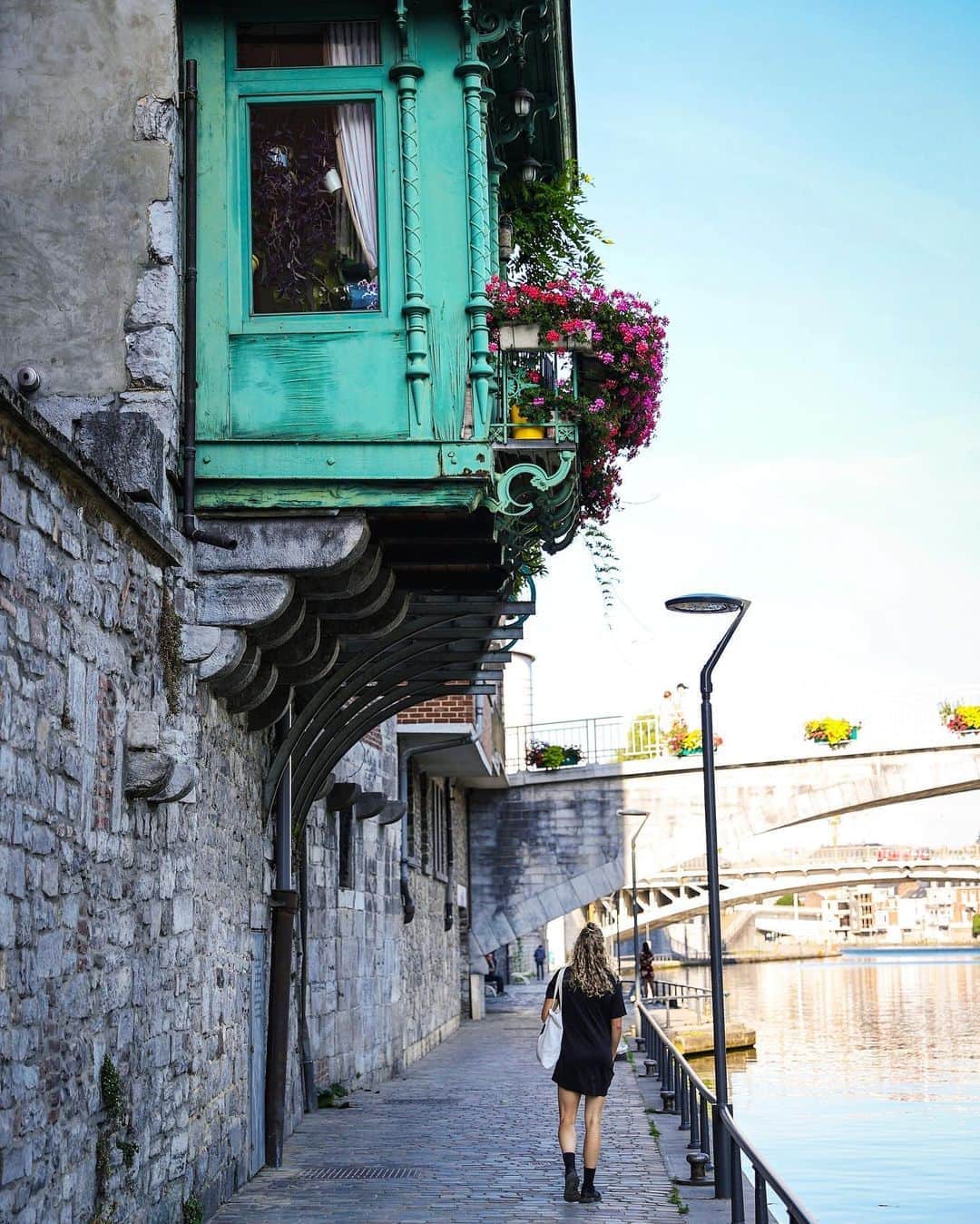のインスタグラム：「Strolling underneat cute little balcony’s 🌿🌺」