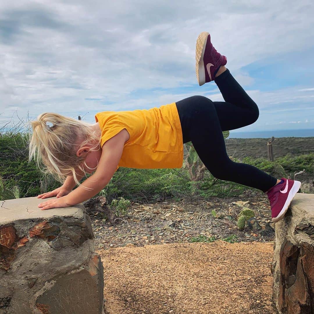 レイチェル・ブレイセンさんのインスタグラム写真 - (レイチェル・ブレイセンInstagram)「Yoga girl💛 ⁣ ⁣ She did this on her own during our hike this weekend and asked me to take a photo. “It’s not yoga, mamma! It’s gymnastics!”⁣ ⁣ (She’s not wrong - the philosophical question “Is it yoga if it’s for Instagram?” has been debated by sages and scholars for centuries now)🤔😂😌⁣  #littlemoon」8月26日 1時39分 - yoga_girl