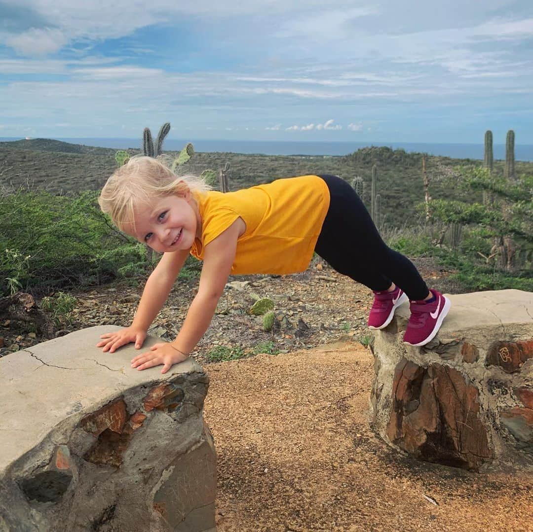 レイチェル・ブレイセンさんのインスタグラム写真 - (レイチェル・ブレイセンInstagram)「Yoga girl💛 ⁣ ⁣ She did this on her own during our hike this weekend and asked me to take a photo. “It’s not yoga, mamma! It’s gymnastics!”⁣ ⁣ (She’s not wrong - the philosophical question “Is it yoga if it’s for Instagram?” has been debated by sages and scholars for centuries now)🤔😂😌⁣  #littlemoon」8月26日 1時39分 - yoga_girl