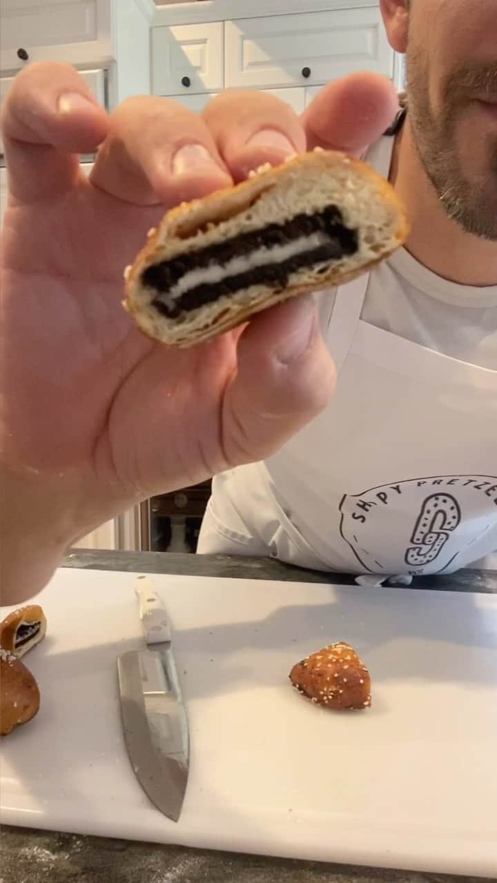 アダム・シャピロのインスタグラム：「Join me as I continue my delicious quest to infuse a soft pretzel with an Oreo. And follow @shappypretzel for every single 🥨 update you need in your life.」