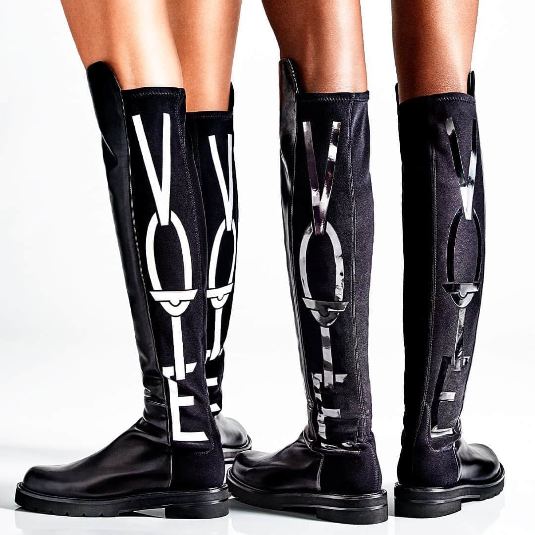 のインスタグラム：「Decisions are made by those who show up. Your vote matters. Every vote counts. To support voter participation, 100% of proceeds from sales of our #5050VOTE boots will be donated to the nonprofit, nonpartisan organization @iamavoter. Learn more about the partnership and shop the style at stuartweitzman.com. #StuartWeitzman #iamavoter」