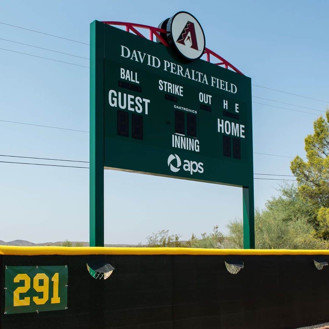 アリゾナ・ダイヤモンドバックスさんのインスタグラム写真 - (アリゾナ・ダイヤモンドバックスInstagram)「We’re excited to unveil our 43rd “Diamonds Back” Field, David Peralta Field! @davidperalta.6 and his family went to visit the newly renovated field in Wickenburg for the first time yesterday. #DbacksGiveBack」8月26日 1時33分 - dbacks