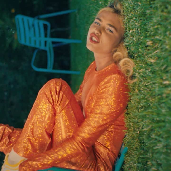 マティー・ノイズのインスタグラム：「nothin’ “wrong” with streaming my new music video on my birthday 🍰 😭🎁 link in bio 💜🧡」