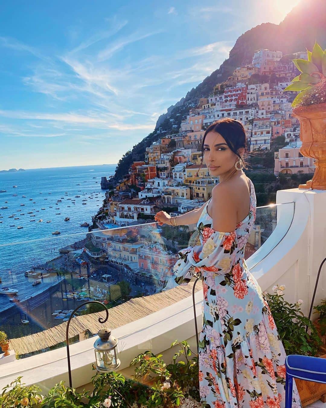 sananasのインスタグラム：「Come next to me babe ... 🥰  PS : Je vous avais dit que je trouverai une occasion pour cette robe 😊 #Positano」