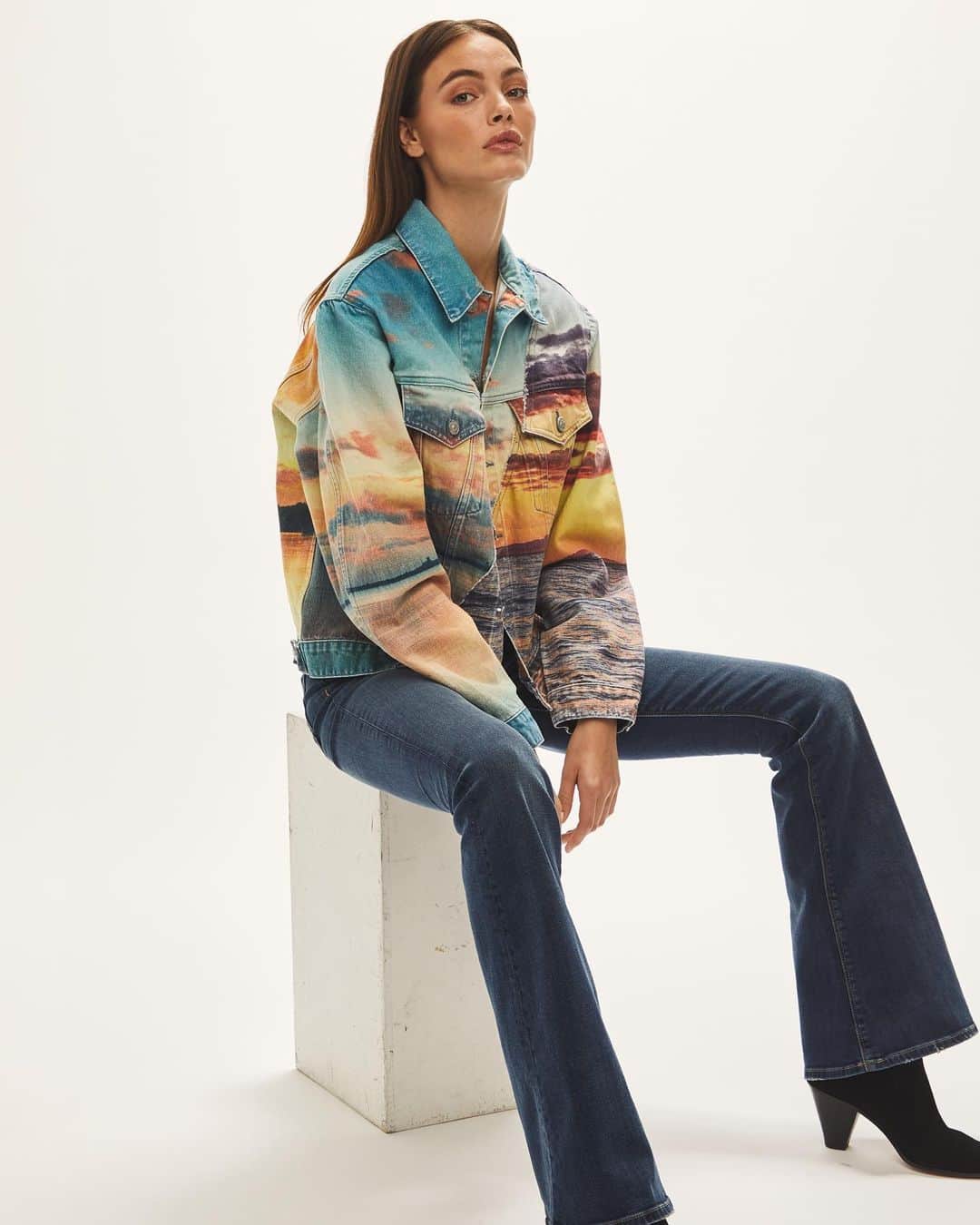 ハドソンのインスタグラム：「We enjoy sunsets, long walks on the beach, and denim jackets that remind us of both.」
