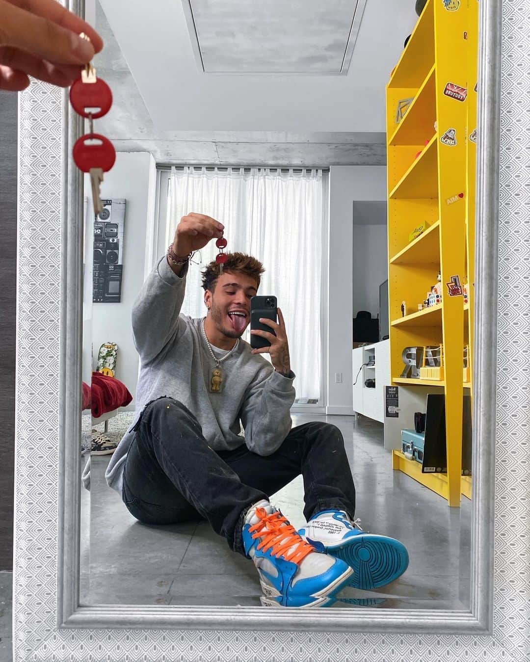 Sebastián Villalobosのインスタグラム：「Quiero compartir con ustedes mi apartamento, esta es oficialmente la primera vez que viviré completamente solooooo.  He estado los últimos días organizando todas mis cositas en este espacio, poniéndole mi vibra y me emociona mucho lo que vaya resultar de todo esto, todavía faltan algunas cositas pero poco a poco... gracias a Dios por traer la energía a mi vida para poder seguir construyendo logros personales como este y a ustedes por ser también parte de todo esto, este lugar es justo lo que algún día soñé y no podría estar más feeeeeliiiiiiiz pues!  sueñen mucho y sean ambiciosos, que los sueños sí se cumplen! 🙏🏼」