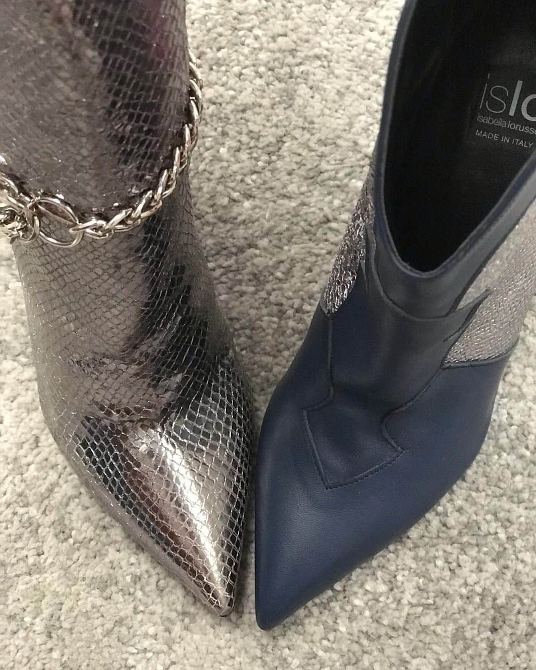イズロさんのインスタグラム写真 - (イズロInstagram)「#islo #isloisabellalorusso #isloshoes #newcollection #fw #shoes #boots #heels #tacchi #fashion #style #moda #shoesaddict #detailsmakethedifference #catena #chain #cavigliera #silver #printed #snake #laminated #shoeslover #shoppingonline #shopping #staytuned #solocosebelle #madeinitaly #staytuned」8月26日 1時52分 - islo_isabellalorusso