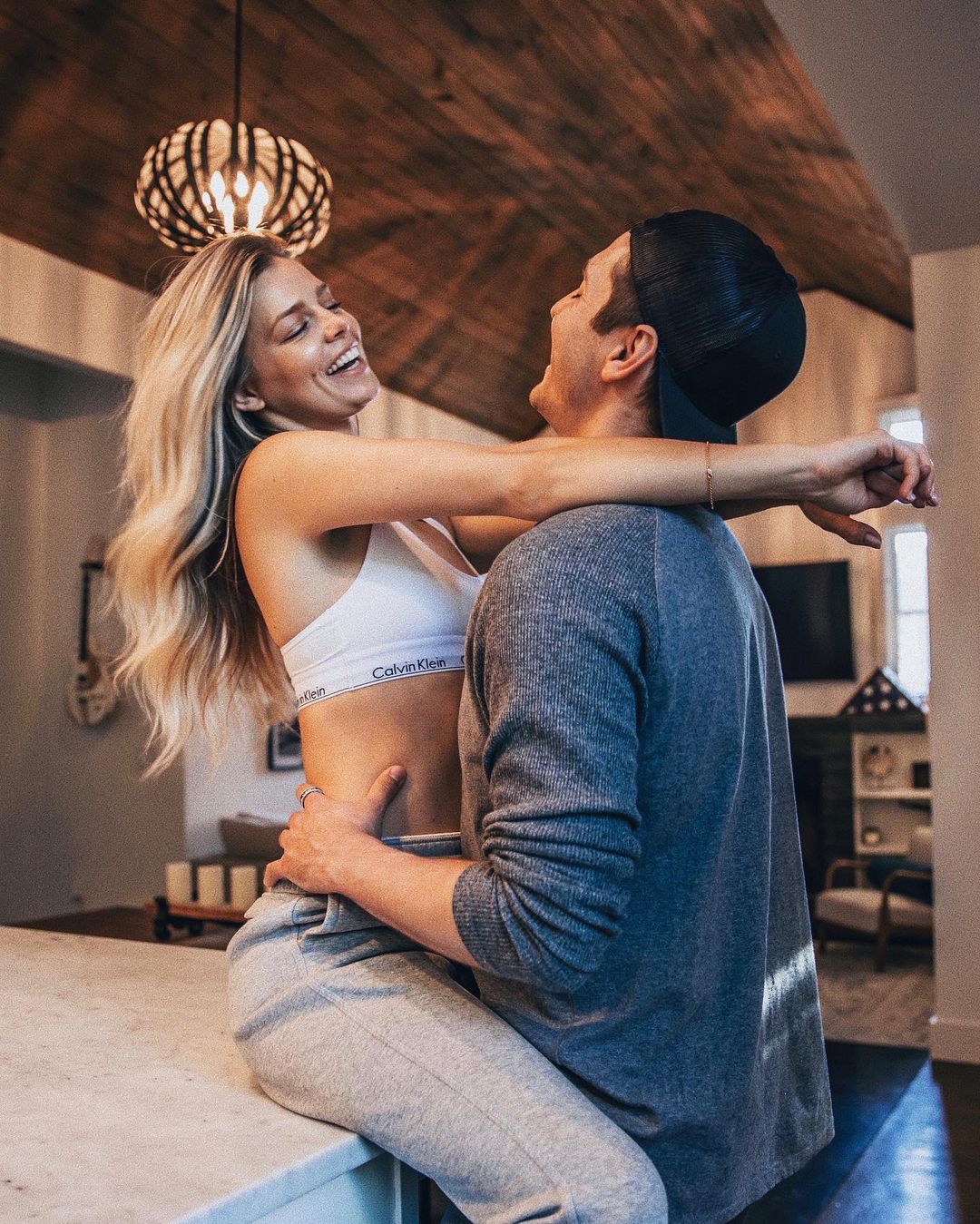 ダニエル・クヌッドソンのインスタグラム：「Home isn't a place it's a feeling  And I've never felt more at home than when I'm with you ♥️ @alextmarshall」