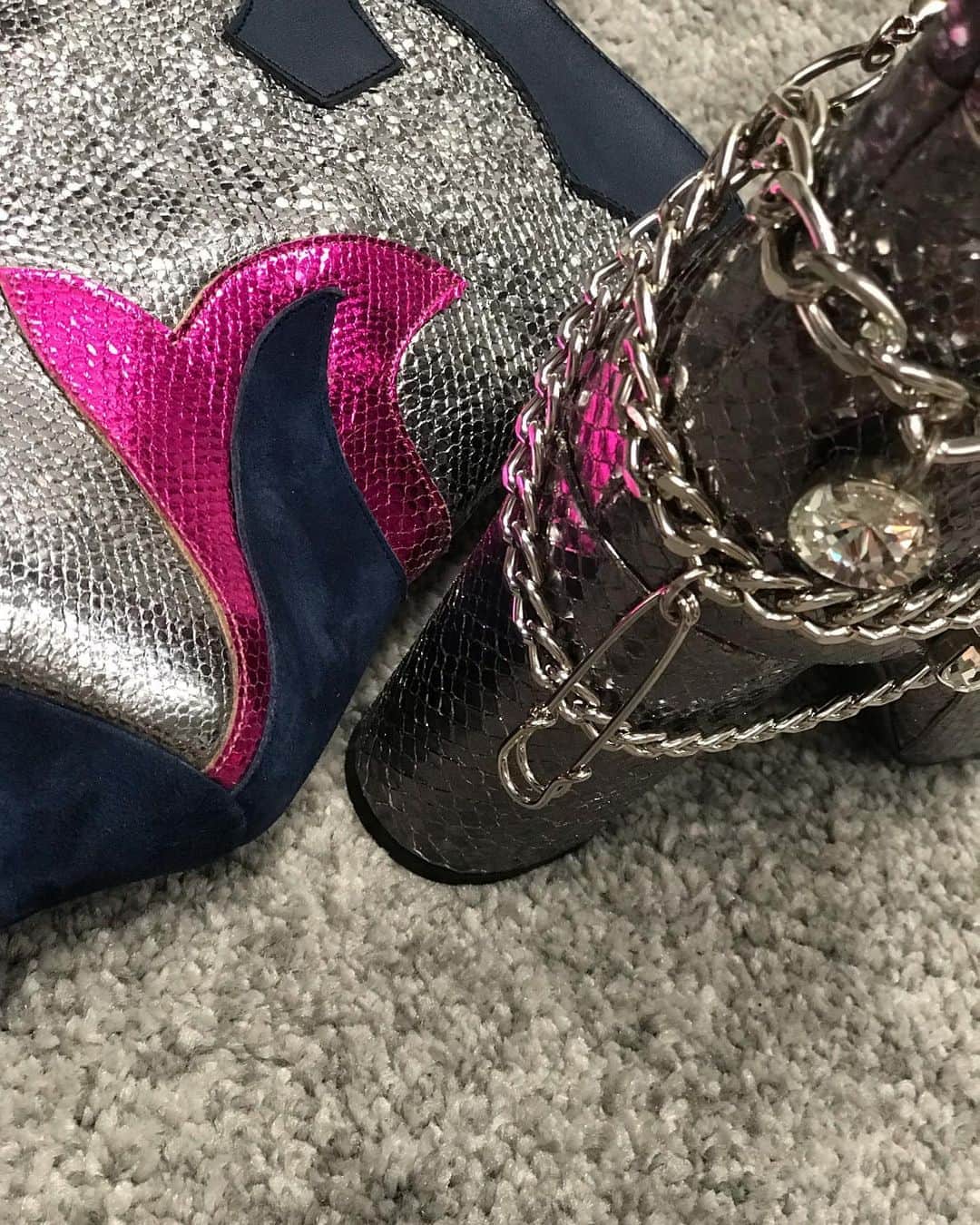 イズロさんのインスタグラム写真 - (イズロInstagram)「#islo #isloisabellalorusso #isloshoes #newcollection #fw #shoes #boots #heels #tacchi #fashion #style #moda #shoesaddict #detailsmakethedifference #silver #printed #snake #laminated #shoeslover #shoppingonline #shopping #staytuned #solocosebelle #madeinitaly #meganblu #micilla #staytuned」8月26日 1時55分 - islo_isabellalorusso