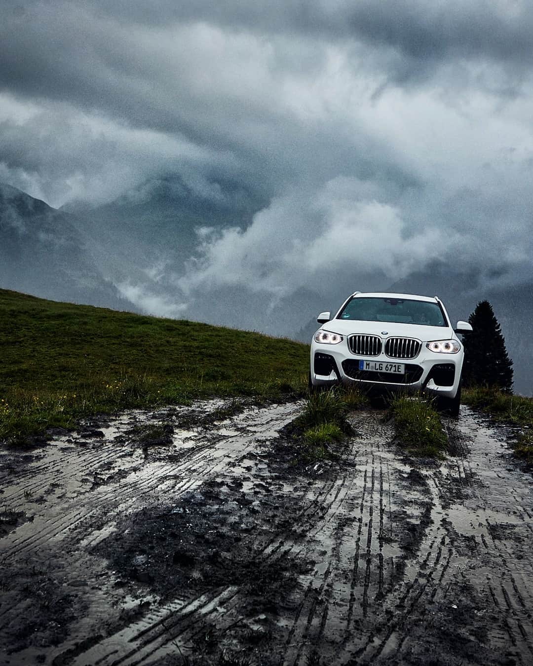 BMWのインスタグラム：「Every mountain top is within reach. Just keep climbing. #TheX3 #BMW #X3 #pluginhybrid #ElectrifiedJoy __ BMW X3 xDrive30e: Energy consumption in kWh/100 km (combined): 17.2–16.4. Fuel consumption in l/100 km (combined): 2.4–2.1. CO2 emissions in g/km (combined): 54–49. Further information: www.bmw.com/disclaimer.」