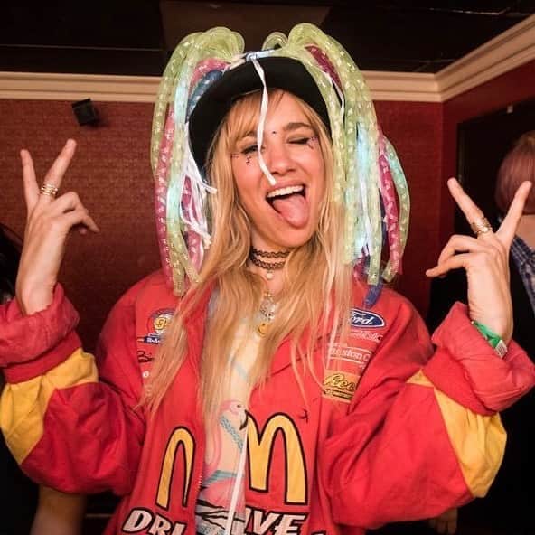 NERVOさんのインスタグラム写真 - (NERVOInstagram)「Rave hair don’t careeee 🤪🤪🤔🌈 #LIVCRUSHTUESDAY #voteNERVO if you want to see Liv gigging with this in your city 😂🔝🔝 link in bio」8月26日 2時04分 - nervomusic