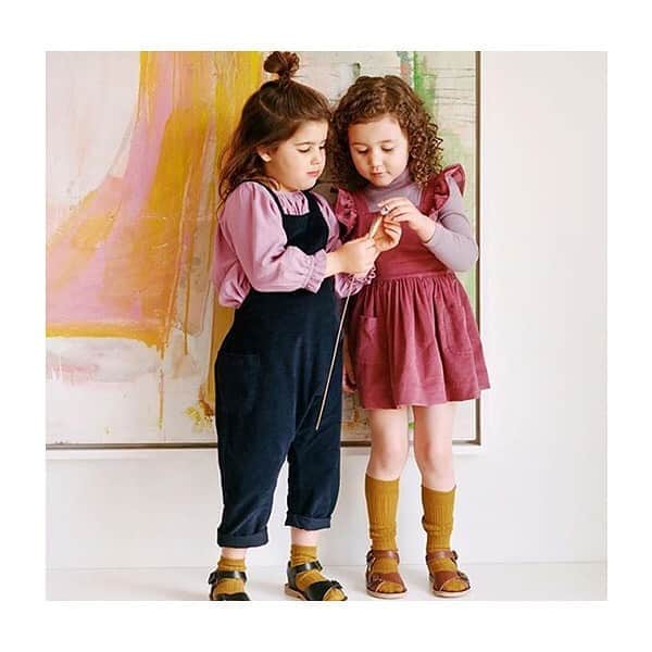 コレジアンのインスタグラム：「BACK TO SCHOOL: start off with the right foot! 😃🌟 . Gear up your little ones for new adventures! Choose Collégien socks to transition through the season in style! ✨ Over 40 different shades, absolute softness and durability, thank to our long-staple Egyptian cotton and garment-dyeing know-how! And most importantly, a sustainable production, which is kind to the environment! 💚 . RENTREE RIME AVEC NOUVEAUTES ! 😃🌟 . La rentrée c’est le renouveau, un nouveau départ, une nouvelle aventure ! 💫 . Alors vivez votre rentrée avec Collégien ! Plus de 40 coloris uniques pour s’adapter à tous les look et toutes les envies ! Des couleurs subtiles obtenues grâce à notre procédé de teinture artisanale et des chaussettes d’une douceur absolue grâce à notre matière si qualitative et délicatement choisie : le coton d’Egypte. Le tout fabriqué consciemment en respectant l’environnement ! 💚 . Pictures @munchkinetmoi @lolovestudio @mariepuce  . #collegien #collegien_officiel #madeinfrance #товарыдлядетей #familyslippers #тапочки #extrasoft #bestsocksever #barneklær #newin #egyptiancotton #kniestrümpfe #靴下 #носки #sokker #collegien #collegien_officiel #madeinfrance #extrasoft #bestsocksever #barneklær #socks #kneehighsocks #egyptiancotton #リバティ#キッズソックス #ベビーソックス #slowfashion #ecofriendlyproducts」