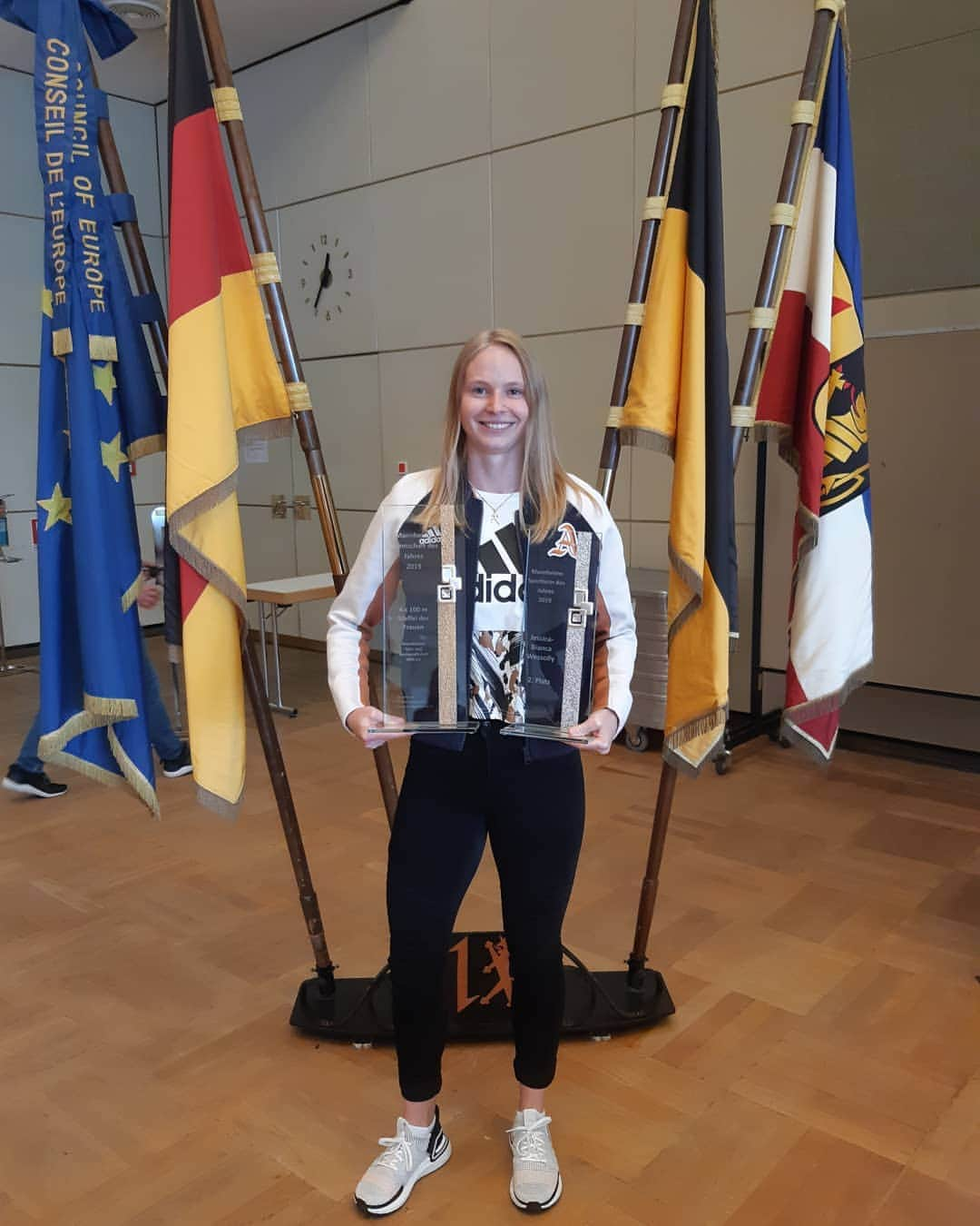 Jessica-Bianca WESSOLLYのインスタグラム：「Heute fand die verspätete Sportlerehrung der Stadt Mannheim für das Sportjahr 2019 statt. Meine Erfolge des letzten Jahres bescherten mir den 2. Platz bei den Frauen 🥈 und mit der 4x100m Staffel der @mtg.mannheim wurden wir als Mannschaft des Jahres ausgezeichnet 🥇  #adidas #AdiJess #mannheim #sportlerdesjahres #ehrung」