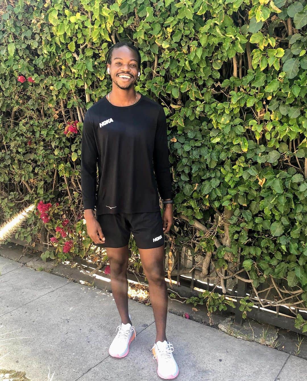 ホカオネオネのインスタグラム：「"This year I have gone for a 5K run every day for the last 125 consecutive days. This is by far my longest running streak of all time and there is no end in sight. Historically, I’ve had a love-hate relationship with running. I loved running because it has so many physical and mental health benefits and I’ve always been pretty good at it. On the other hand, I hated running because I saw it as a chore and I always yearned for more diversity (people that look like me) in the running community. Thanks to the COVID-19 pandemic and Black Lives Matter movement my entire perspective of running has changed.   These days, I look forward to getting out of the house each day for a 3-mile run and cannot imagine my days without that therapeutic exercise. This journey has been amazing because I’ve been able to utilize my daily runs to raise money for causes, I believe in. In June, I raised $5,000 for the Black Lives Matter movement, and I am currently running to raise $5,000 for Justice For Breonna Taylor."   - Human of HOKA Daryl Murphy (@stretchmurphy), who is taking over the HOKA Instagram Stories today. Head over to our stories to learn more about Daryl and how you can support his Miles for Justice. #HumansofHOKA #TimeToFly​」