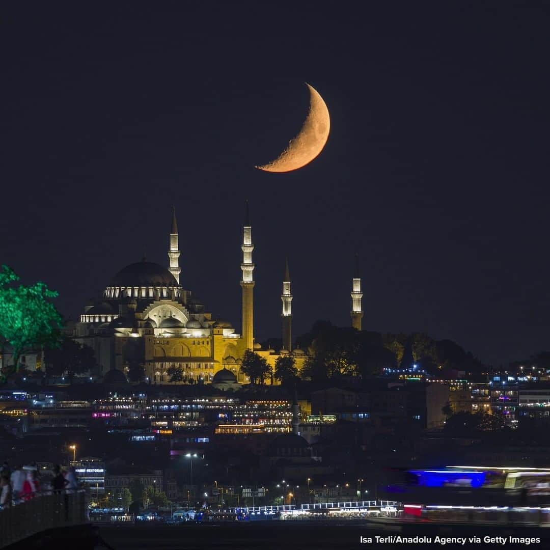 ABC Newsさんのインスタグラム写真 - (ABC NewsInstagram)「Stunning sight as crescent moon shines in the sky over Suleymaniye Mosque in Istanbul, Turkey. #nightsky #moon #mosque」8月26日 2時18分 - abcnews