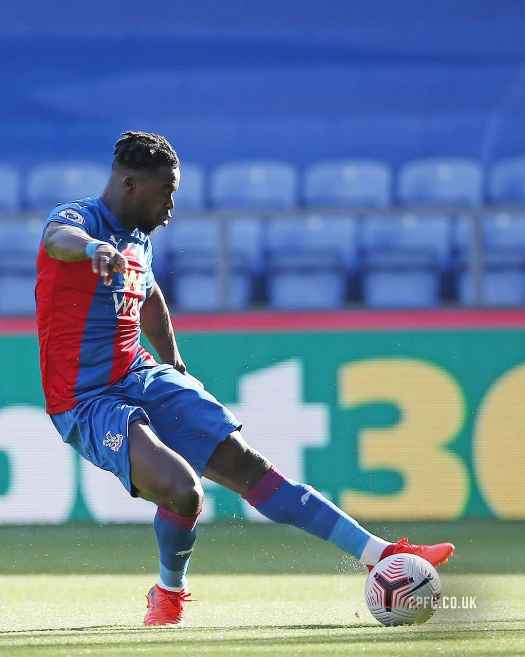 クリスタル・パレスFCさんのインスタグラム写真 - (クリスタル・パレスFCInstagram)「⏱ Jeff has been our most dangerous player but we trail 1-0 at half-time.  #CPFC #PremierLeague #PL」8月26日 2時22分 - cpfc