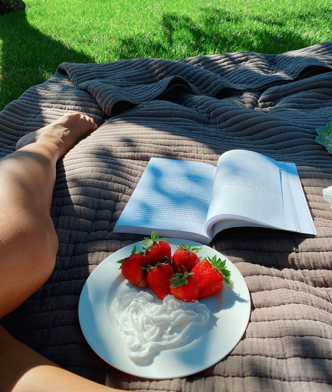 レオナ・ルイスのインスタグラム：「It’s the little things 🍓📖 p.s recommended read: The surrender experiment 🙏🏽」