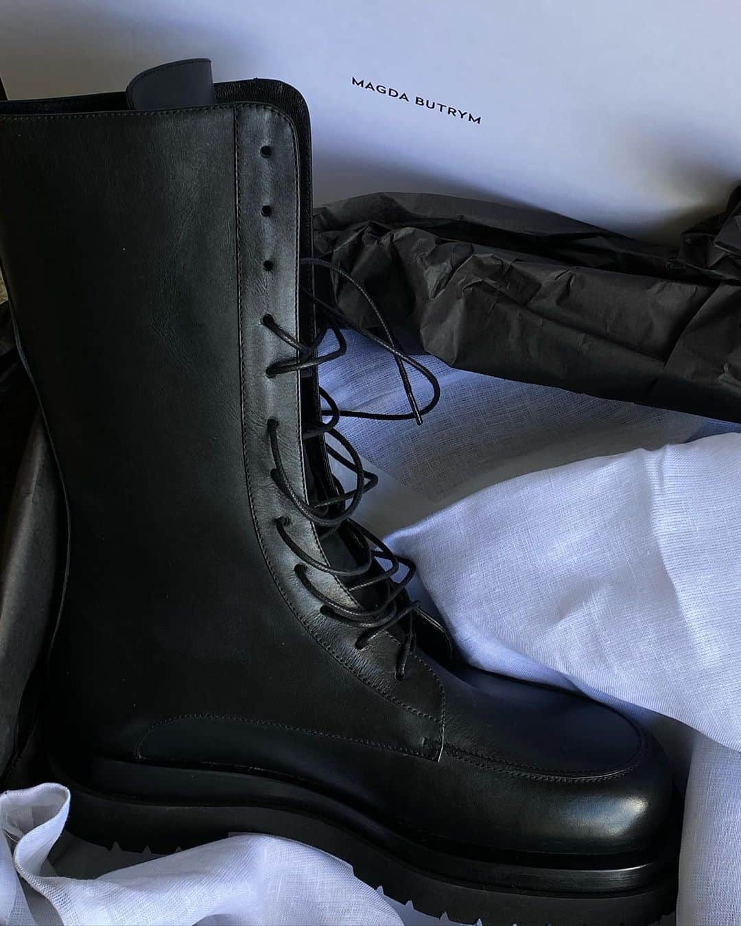 Mathilde Goehlerのインスタグラム：「Shoe perfection 🖤」