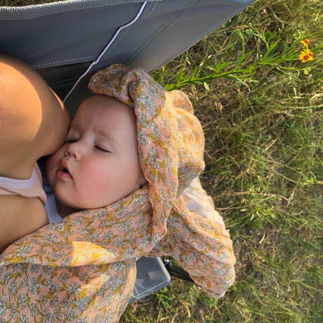 サマンサ・ドロークのインスタグラム：「It hit me last night as my baby fell asleep without me. 10 months and 3 weeks I breastfed my baby girl. I never realized how much this would affect me 😭 I am so grateful I was able to breastfeed her at all. It was something I really really wanted to be able to do. But to be honest I also wanted to give up at 5 months, but I kept going and I’m so glad that I did. I’m very proud of myself and my baby girl. It’s a very hard transition and she’s handled it very well! And although I feel like I’m grieving some sort of loss, to hear her cry for “mama” I’ll take as a gain. 💗 Breastfeeding is physically and mentally overwhelming, but the greatest reward I’ve ever achieved and the most precious thing I will cherish for the rest of my life. There’s nothing like it. 💛#breastfeedingjourney #mama」