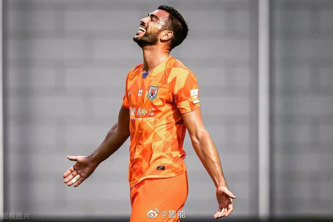 グラツィアーノ・ペッレのインスタグラム：「I ENJOY scoring (and not only that) honestly 🧡⚽️⚽️!!! #lifeisone #godo #bepositive #smilealways #mine&yourslife」