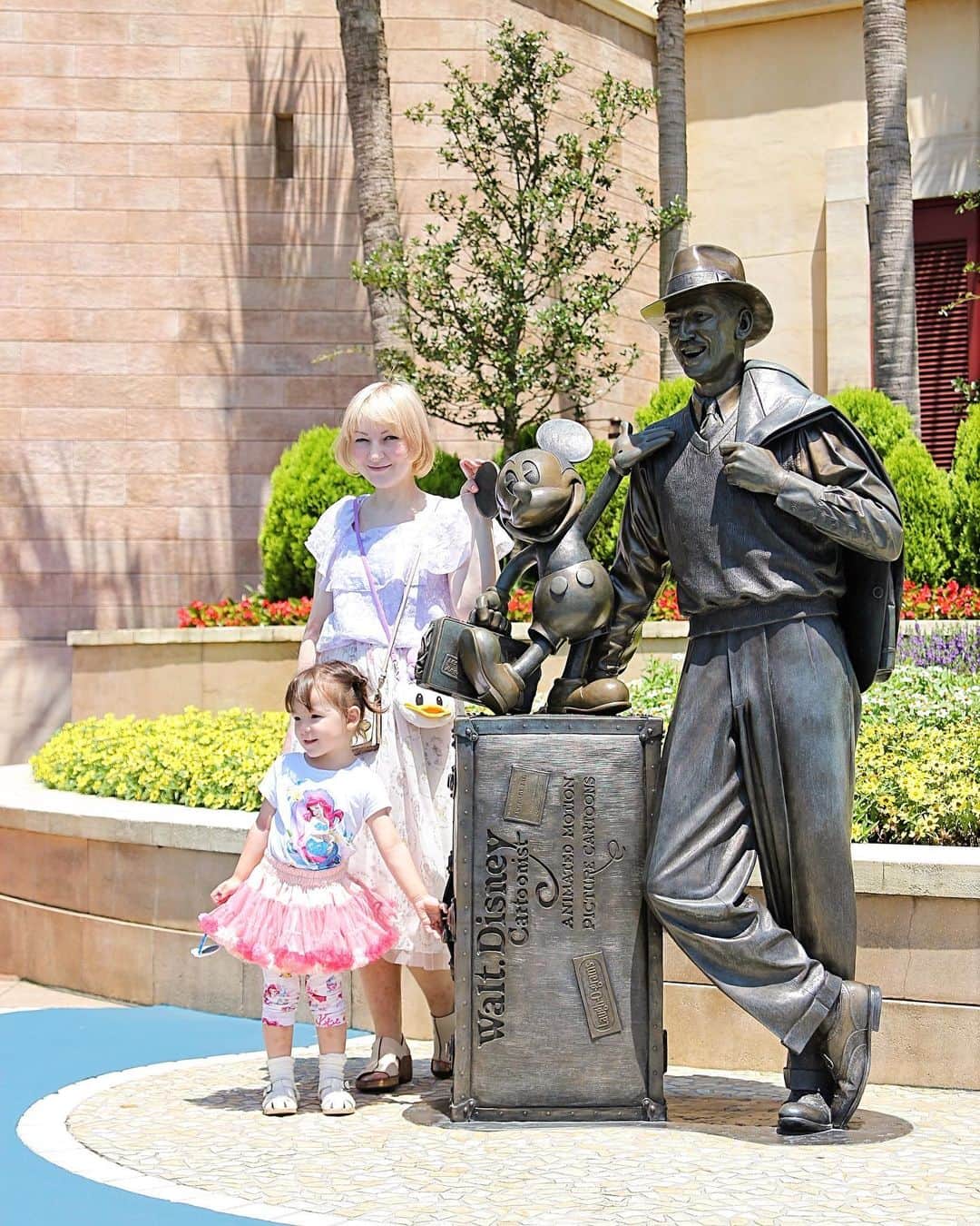 のインスタグラム：「ディズニーランドが大好きな３歳の娘と、 今年たくさんディズニーリゾートで遊ぶつもりで年パスを買ったが、 ３月から行けなくなって、急にディズニーロスになりました。  そしたら、ディズニープラスに入って、意外と見てなかった、アトラクションでしか知らなかった作品を次々と見て、ディズニー知識がとてもアップしました！ @disneyplusjp   今年の夏に一緒に見たいのは「アナ雪」シリーズ！ メイキングまで見て、勉強になったし、感動しました！  #ディズニープラスイッキミキャンペーン  Любительницы Диснейленда😬✨」
